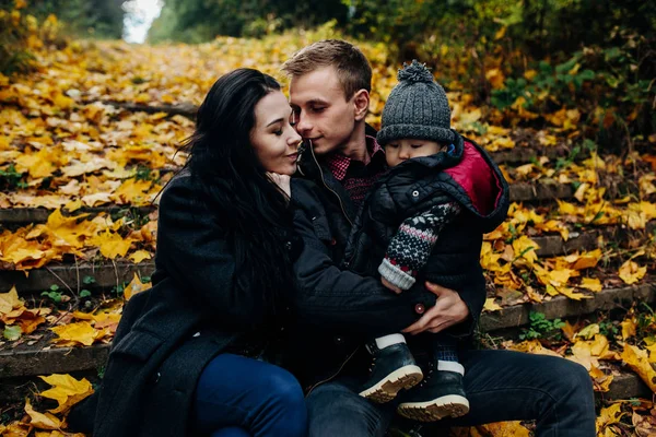 Giovane famiglia e neonato nel parco autunnale — Foto Stock