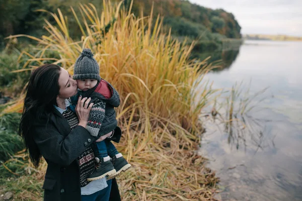 Donna e bambino sulla riva del fiume — Foto Stock