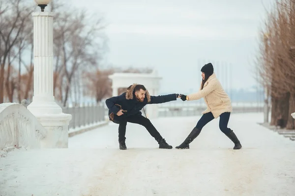 Uomo e donna che si divertono nel parco — Foto Stock