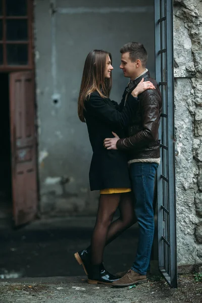 Homem e mulher posando para a câmera — Fotografia de Stock