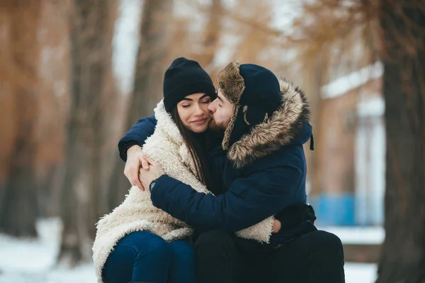 Homem e mulher posando para a câmera — Fotografia de Stock