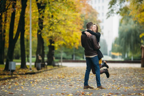 Attraktives glückliches Paar spaziert im Herbstpark — Stockfoto