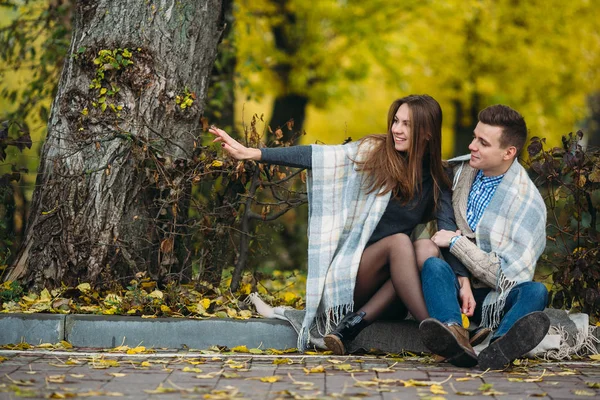 Unga par i parken under höstsäsongen — Stockfoto