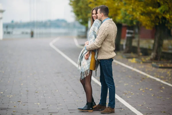 Sonriente pareja en otoño parque — Foto de Stock