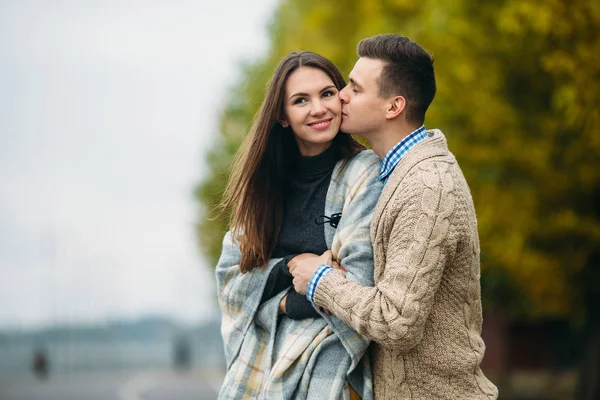 Улыбающаяся пара в осеннем парке — стоковое фото