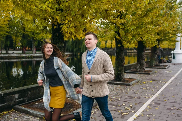 Sonriente pareja en otoño parque — Foto de Stock