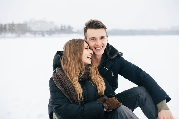 Couple sitting on the snow — Stock Photo, Image