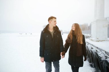 karlı bir parkta poz Çift