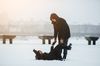 Genç çift eğleniyor.