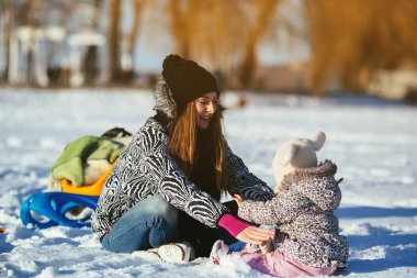 Anne ve kızı kış açık havada
