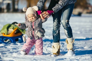 Anne ve kızı kış açık havada