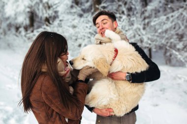 Genç çift kış parkında eğleniyor.