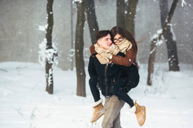 Mutlu çift oynak kar parkta birlikte