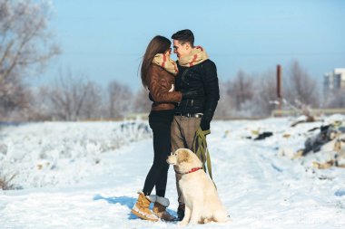 genç bir çift kış Park'ta poz