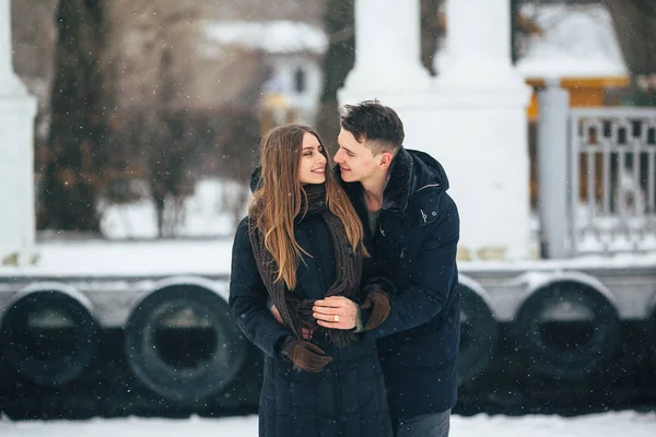 Kille kramar hans flickvän bakifrån — Stockfoto