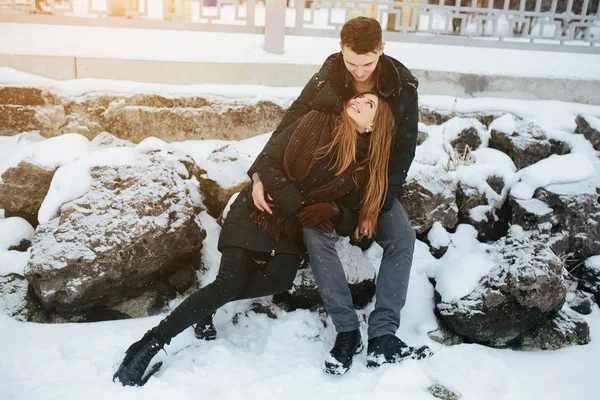 Paar poseren in een besneeuwde park — Stockfoto