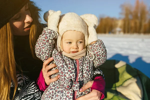 Madre e figlia in inverno all'aperto — Foto Stock