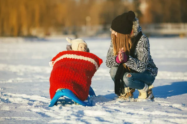 Moeder en dochter in de winter buiten — Stockfoto