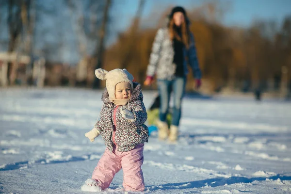 Moeder en dochter in de winter buiten — Stockfoto