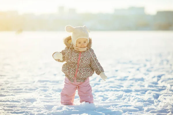 Bambina cammina nella neve — Foto Stock