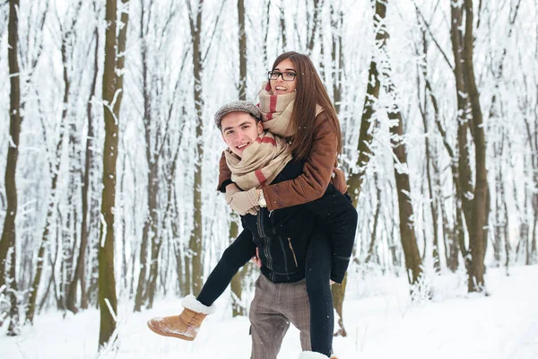 Felice coppia giocoso insieme in snow park — Foto Stock