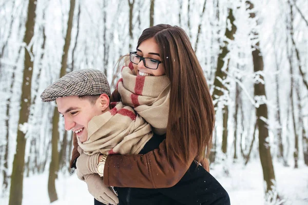 Felice coppia giocoso insieme in snow park — Foto Stock