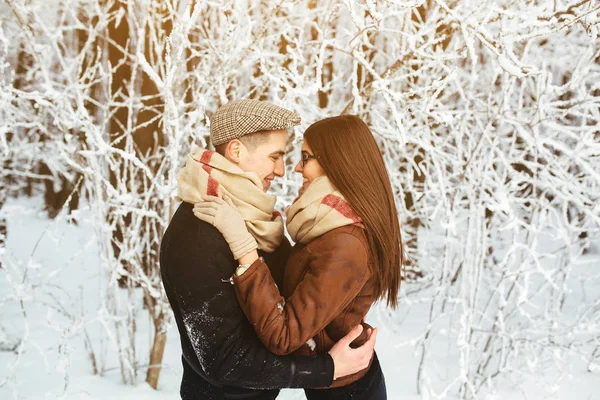 Happy couple in snow park — Stock Photo, Image