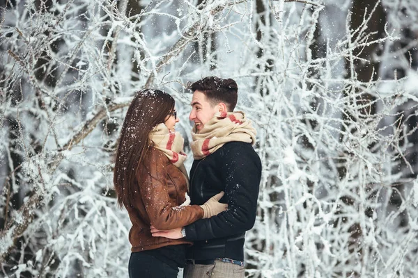 Pareja feliz en parque de nieve — Foto de Stock