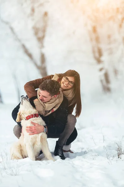 Mladý pár baví v zimním parku — Stock fotografie