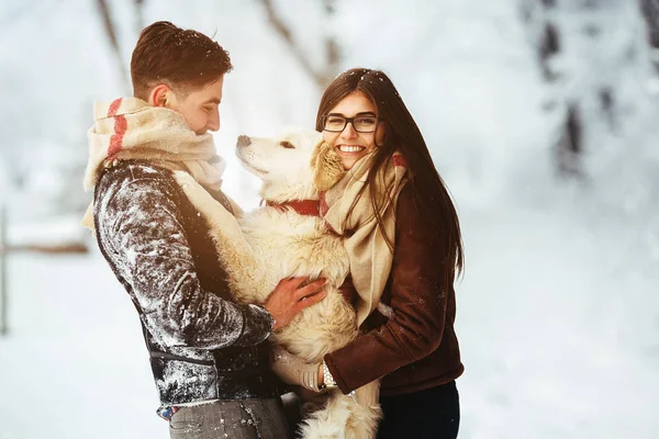 Jeune couple s'amuser dans le parc d'hiver — Photo