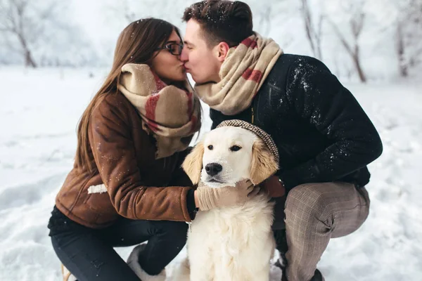 Pasangan muda bersenang-senang di taman musim dingin — Stok Foto