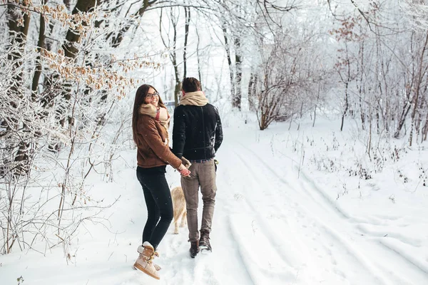 Jeune couple amoureux marchant avec chien — Photo