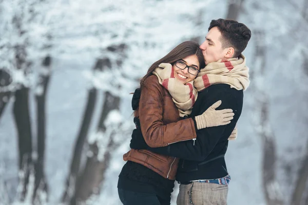 Casal feliz no parque de neve — Fotografia de Stock