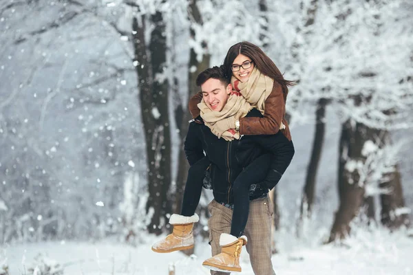 Šťastný pár hravé společně ve snow parku — Stock fotografie