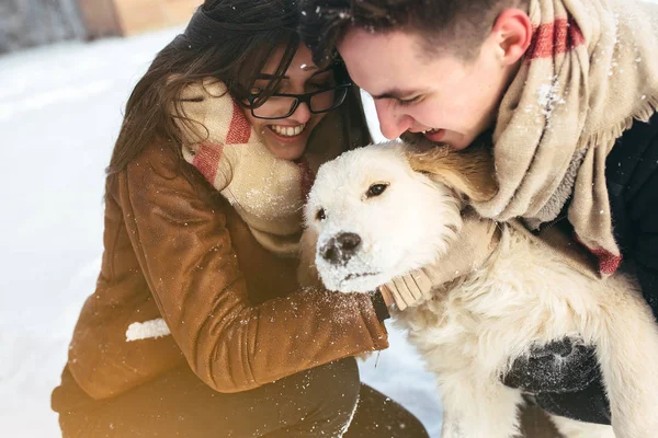 Unga par som har kul i vinter park — Stockfoto