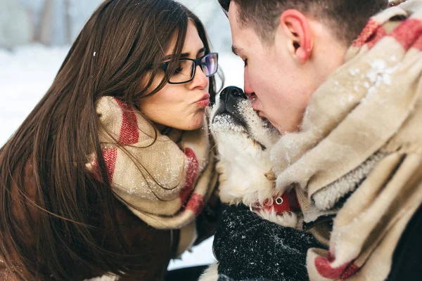 Pareja joven divirtiéndose en el parque de invierno —  Fotos de Stock