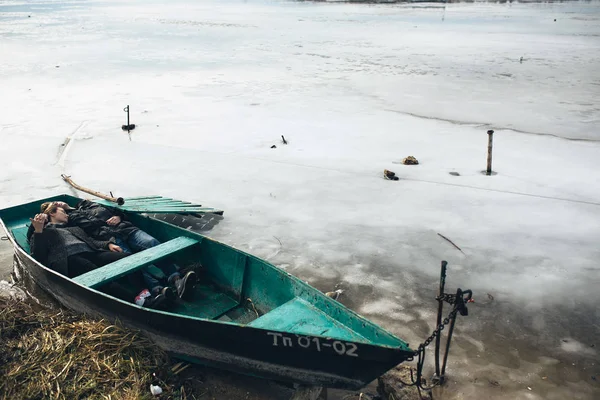 Homem e mulher deitado no barco — Fotografia de Stock