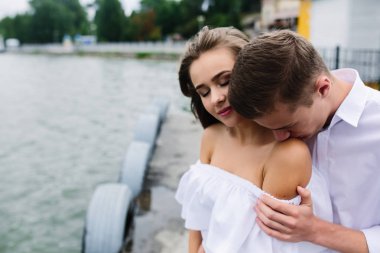 erkek ve kadın göl üzerinde poz