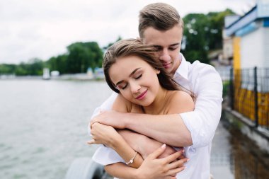 erkek ve kadın göl üzerinde poz