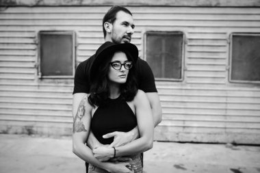 adam kız arkadaşı arkadan sarılma