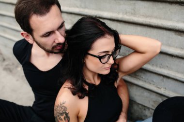 erkek ve kadın bir arka plan gri duvar üzerinde poz