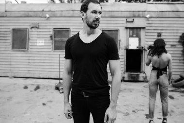 adam ve kadın ayakta sırt birbirlerine