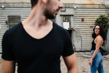 adam ve kadın ayakta sırt birbirlerine