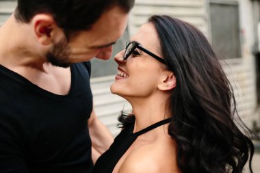 adam ve birbirlerinin kollarında kızla