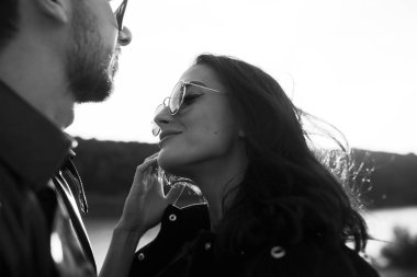 güzel genç çift birbirine bakarak