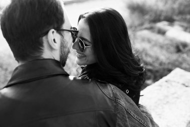 güzel genç çift birbirine bakarak