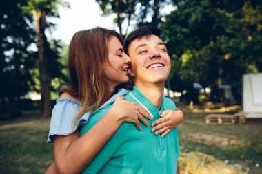 adam bir kız sırtında taşır.