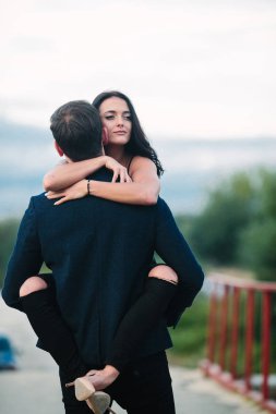 adam kız arkadaşı üzerinde elele