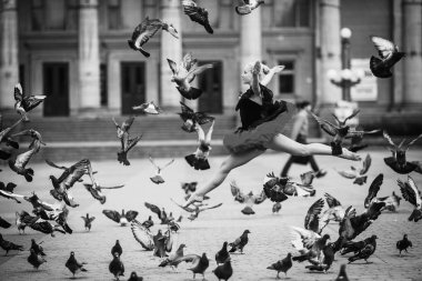 Balerin yapıyor havada böler