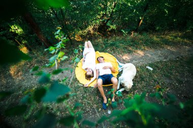 parkta yalan kocası ile hamile kadın